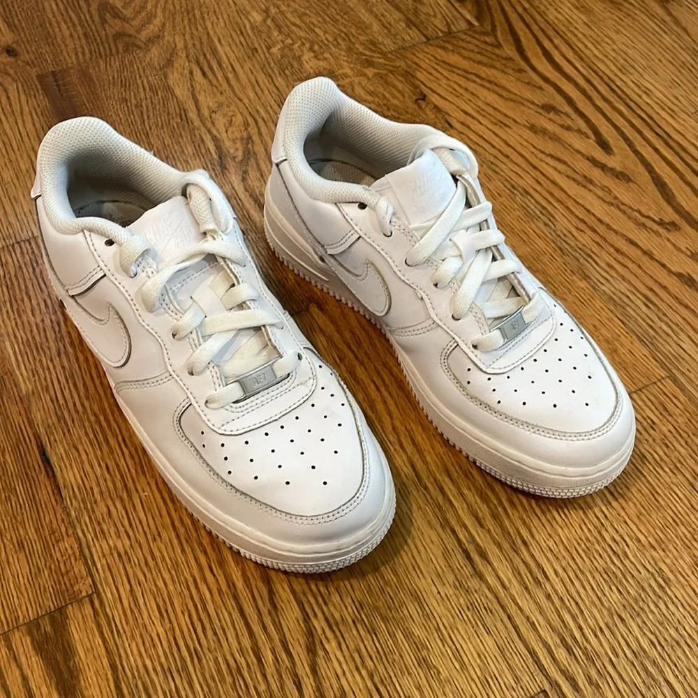Nike Air Force 1 LE Sneakers/Tennis Shoes. Size 6Y. Excellent Condition.